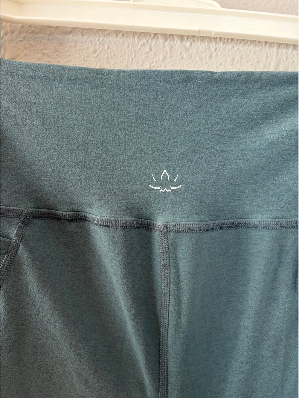 Beyond Yoga blue high waisted 7/8 leggings pockets size L - Picture 2 of 5